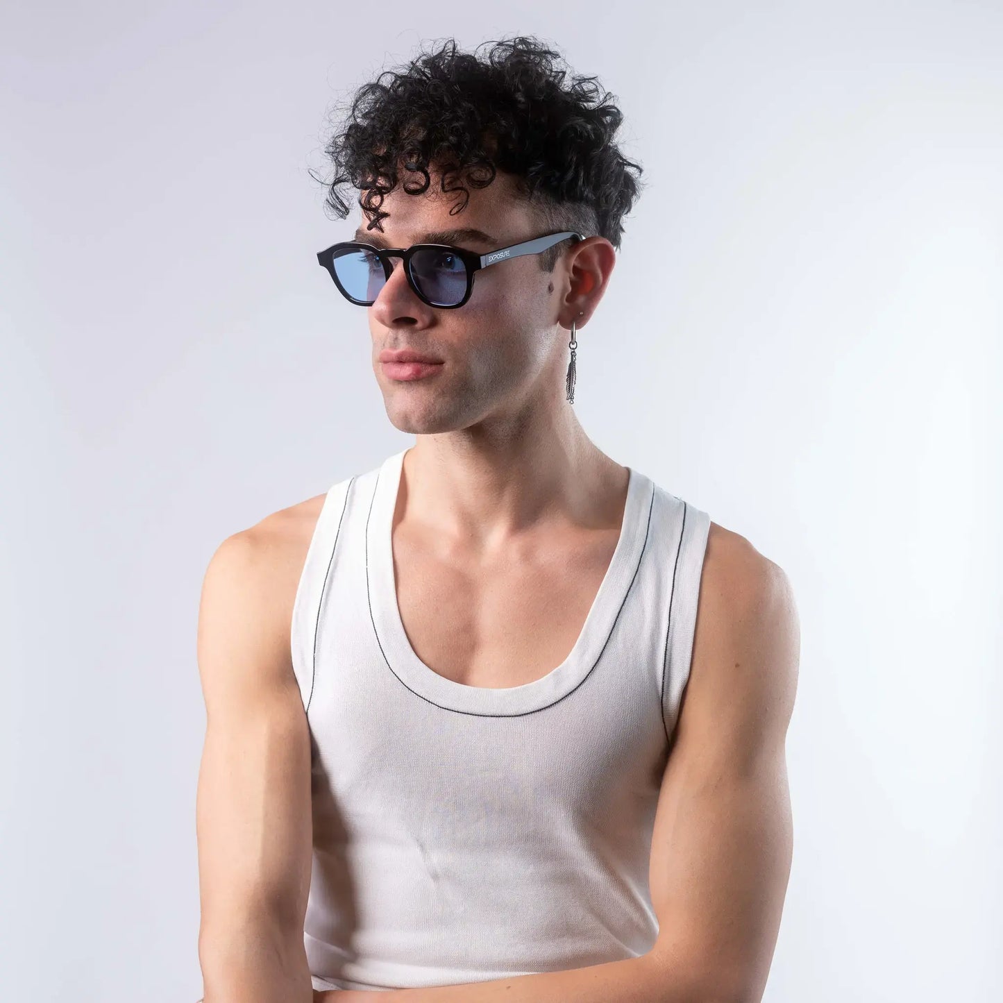 Γυαλιά ηλίου Montreal της Exposure Sunglasses με προστασία UV400 με μαύρο σκελετό και μπλε φακό. Φορεμένα από μοντέλο.