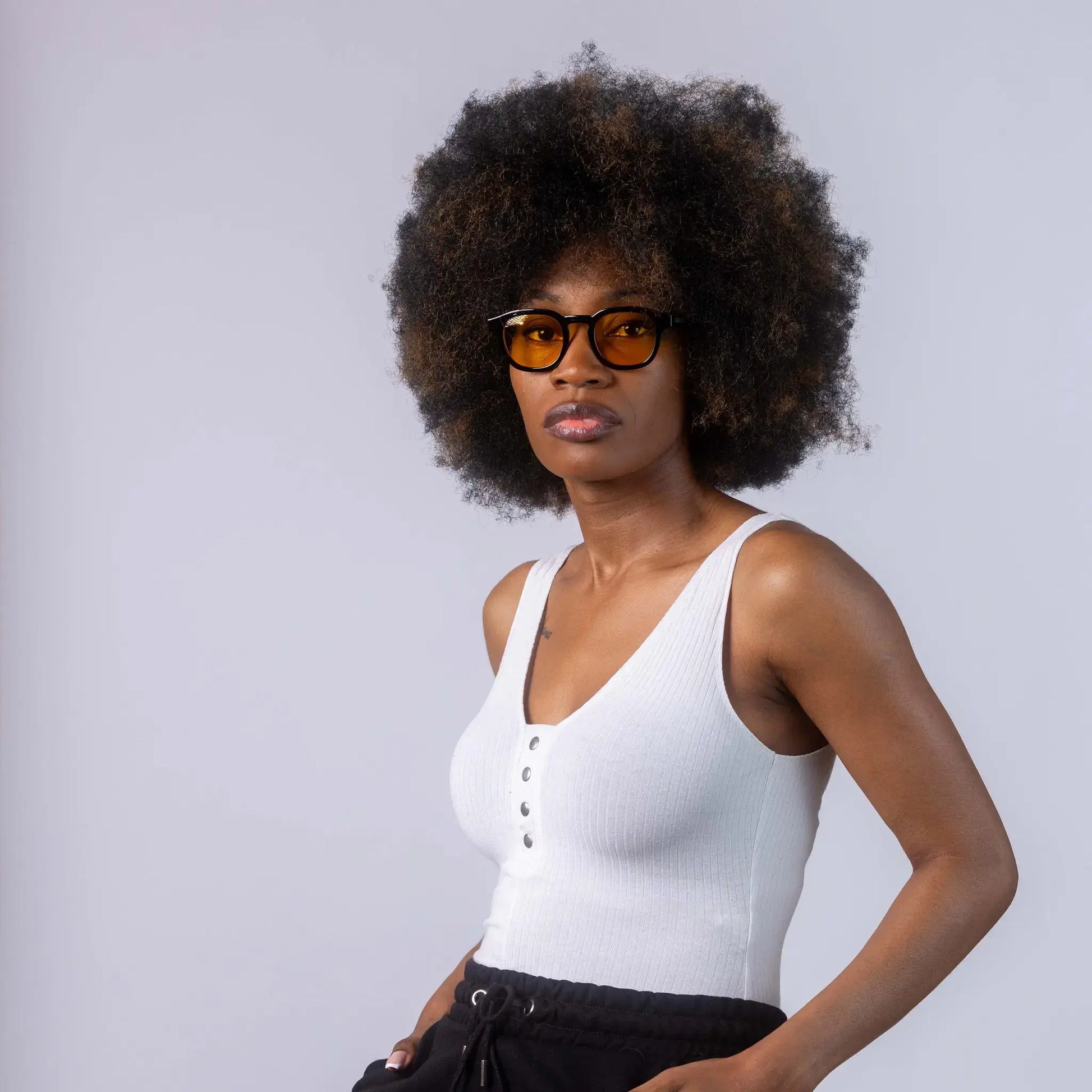 Γυαλιά ηλίου Montreal της Exposure Sunglasses με προστασία UV400 με μαύρο σκελετό και κίτρινο φακό. Φορεμένα από μοντέλο.