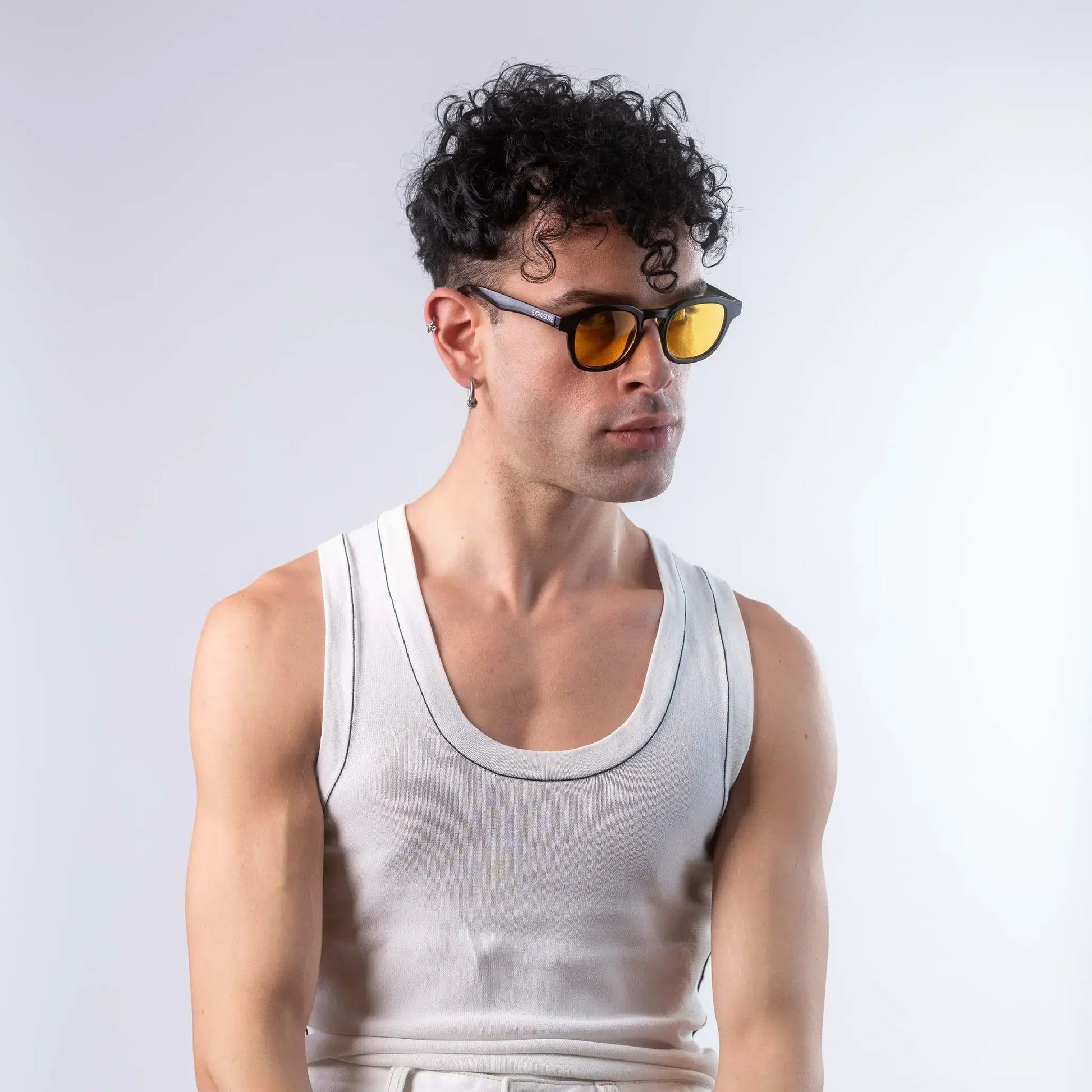 Γυαλιά ηλίου Montreal της Exposure Sunglasses με προστασία UV400 με μαύρο σκελετό και κίτρινο φακό. Φορεμένα από μοντέλο.
