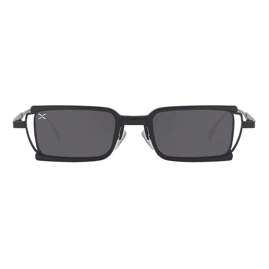 Ορθογώνια Γυαλιά Ηλίου Ithaki της Exposure Sunglasses με προστασία UV400 σε μαύρο χρώμα σκελετού και μαύρο φακό.