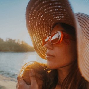 Γυαλιά ηλίου Louise της Exposure Sunglasses με προστασία UV400 σε πορτοκαλί χρώμα σκελετού και πορτοκαλί φακό. Φορεμένα